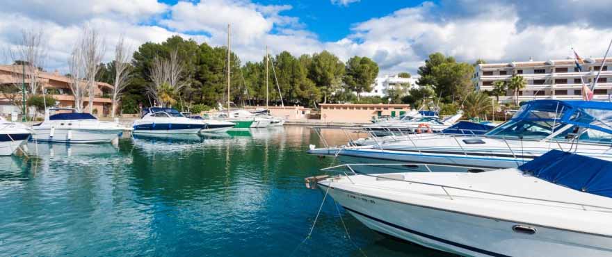 Idyllischer Hafen in der Nähe der Wohnanlage Marina Golf