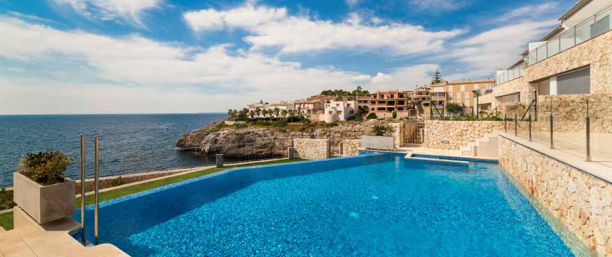 Uitzicht op zee vanaf koopvakantiehuis in complex Cala Magrana aan het strand