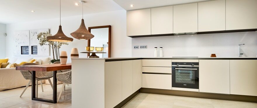 Cocina abierta y moderna en los nuevos apartamentos en Canyamel Pins