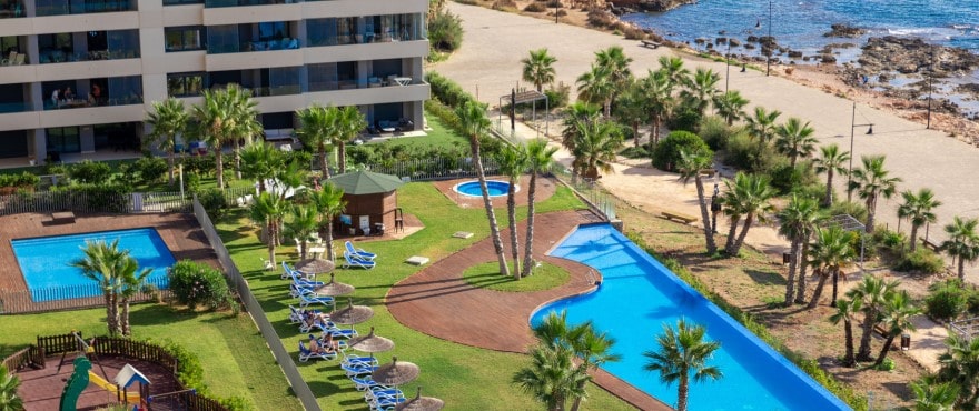 Panorama Mar: Terrace with sea and pool views
