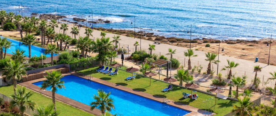 Panorama Mar: Terrace with sea and pool views