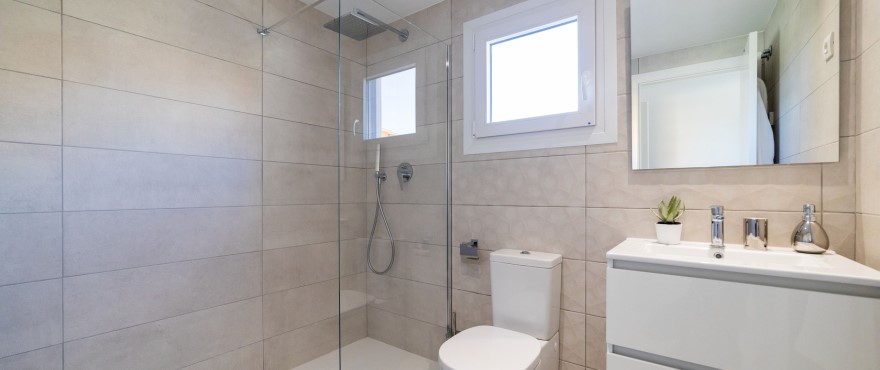 Modern and complete bathroom in Panorama Mar