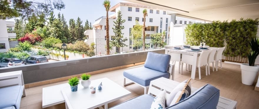 Große Sonnenterrasse eines Apartments im Wohnkomplex Royal Banús