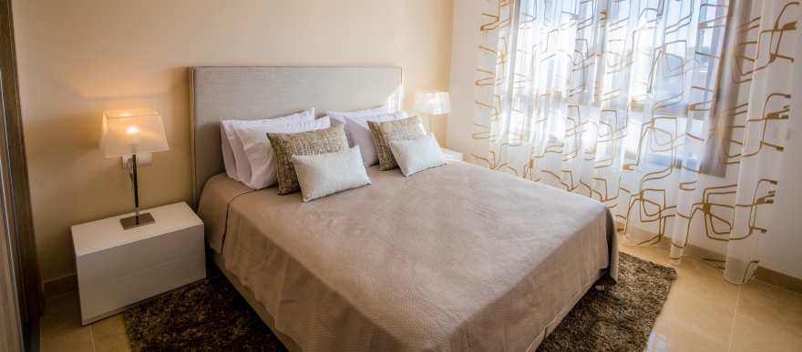 Luminous bedroom with a view at Horizon Golf