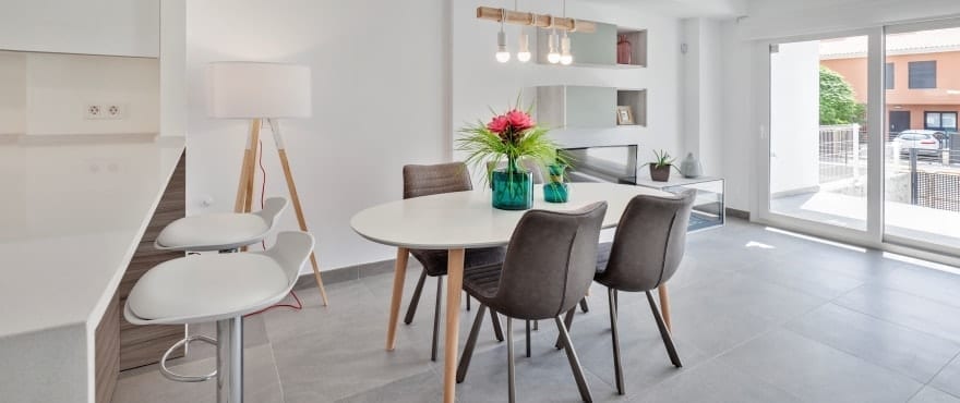 Townhouses in Elche, Alicante: Spacious and bright living room