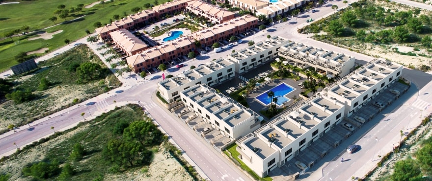 Townhouses in Elche, Alicante: Exterior. Garden, Swimming pool and parking