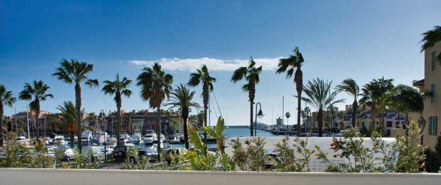 Pier, amplia terraza con vistas panorámicas a La Marina de Sotogrande. Orientación Este