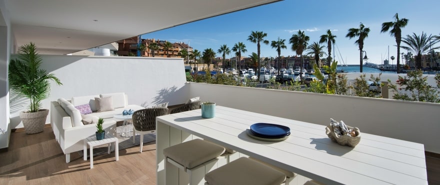 Pier, duży taras z panoramicznym widokiem na La Marina de Sotogrande. Orientacja wschodnia