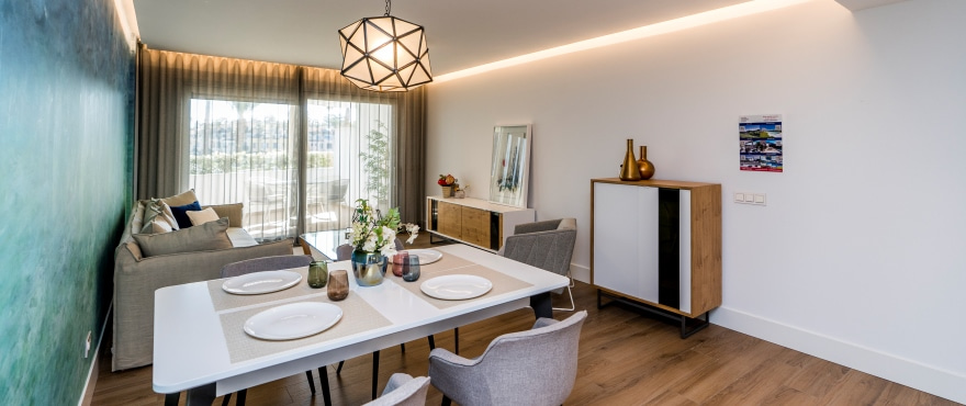 Pier, lichtdurchfluteter Wohnbereich der neuen Verkaufs-Apartments in La Marina Sotogrande
