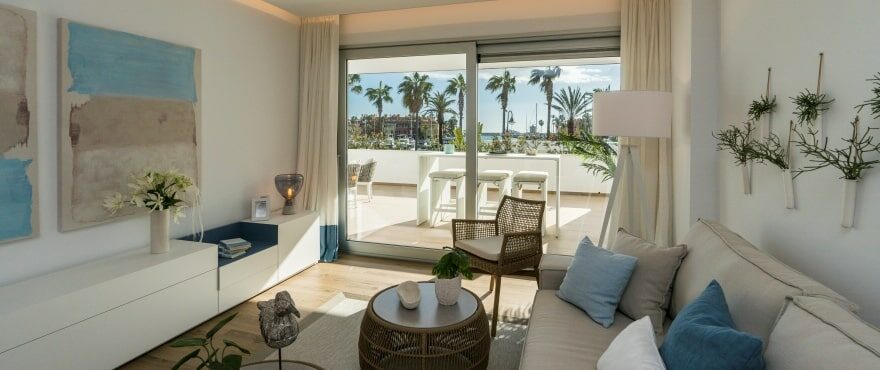 Pier, jasny salon nowych mieszkań na sprzedaż w La Marina Golf