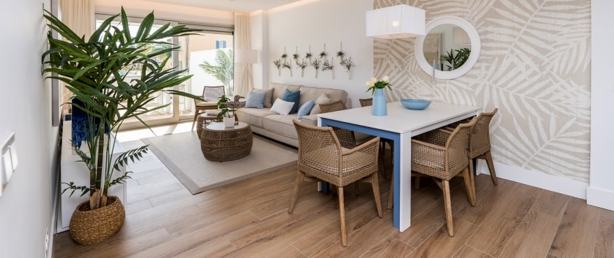 Pier, jasny salon nowych mieszkań na sprzedaż w La Marina Golf