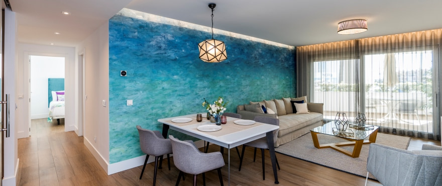 Pier, lichtdurchfluteter Wohnbereich der neuen Verkaufs-Apartments in La Marina Sotogrande