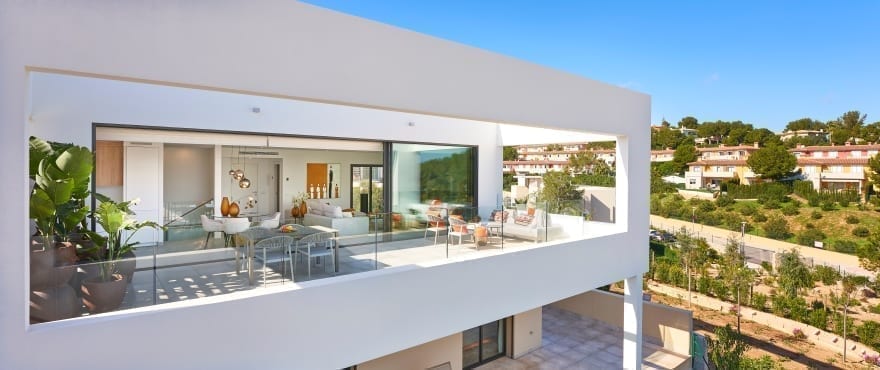 Neue Reihenvillen mit großzügigen Terrassen in Cala Vinyes