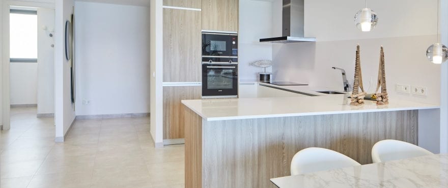Ruime huiskamer-eetkamer en open keuken in Sunset Ibiza