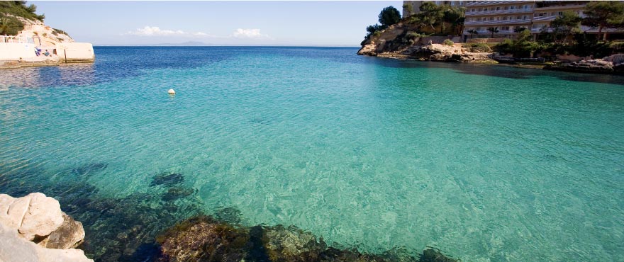 Neuerbaute Reihenvillen in Cala Vinyes, nahe Puerto Portals und Port Adriano.