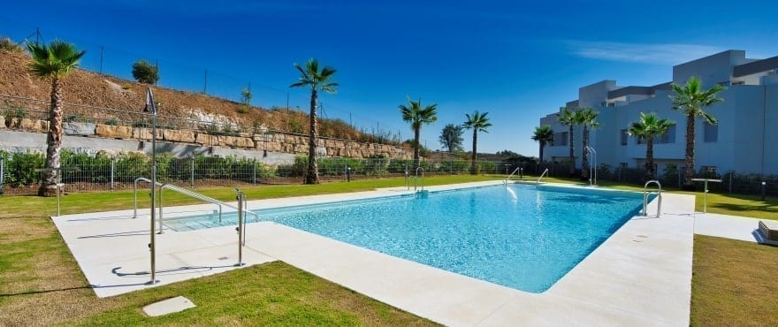 Gemeinschaftlich nutzbare Pool- und Gartenanlage der Neubauimmobilien in der Wohnanlage Natura