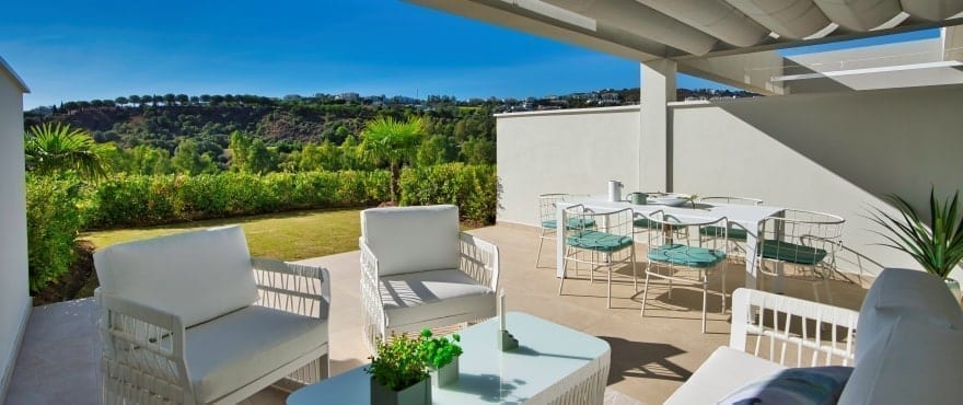 Weitläufige Terrasse mit Panoramablick auf den Golfplatz im La Cala Resort