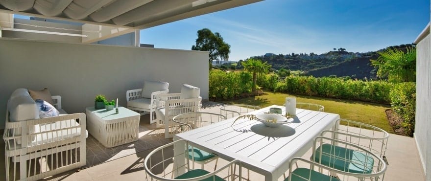 Weitläufige Terrasse mit Panoramablick auf den Golfplatz im La Cala Resort