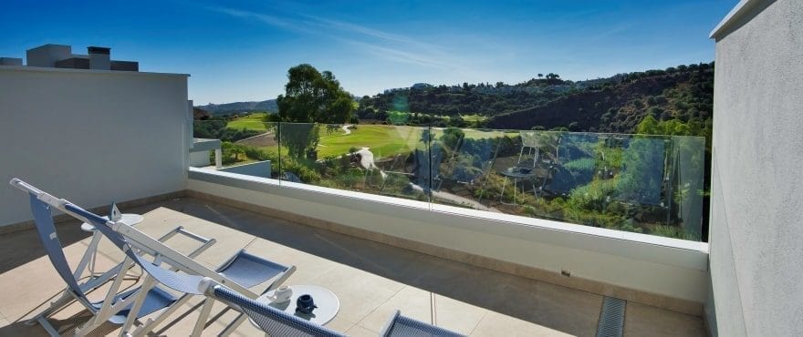 Duże solarium z panoramicznym widokiem na pole golfowe w La Cala Resort