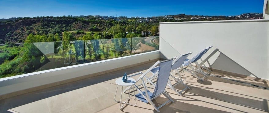 Weitläufige Solarium mit Panoramablick auf den Golfplatz im La Cala Resort