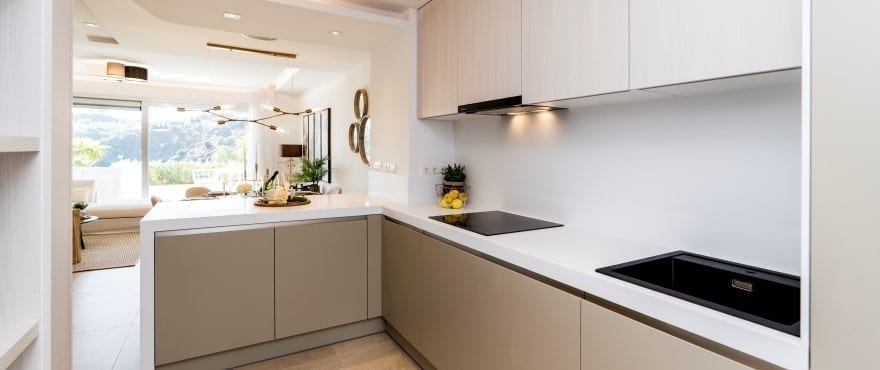 Moderne, offene Küche in den Neubau-Reihenvillen der Wohnanlage Natura