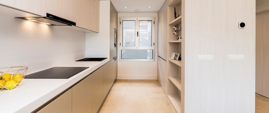 Moderne, offene Küche in den Neubau-Reihenvillen der Wohnanlage Natura