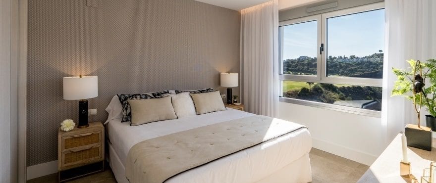 Ljust sovrum med utsikt över golfbanan i Natura