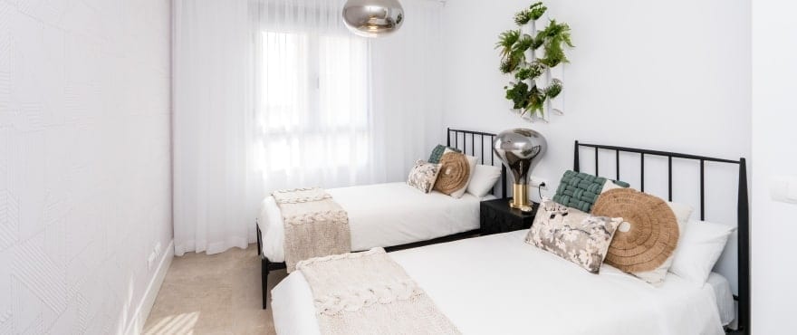 Helles Schlafzimmer mit Blick auf den Golfplatz in der Wohnanlage Natura