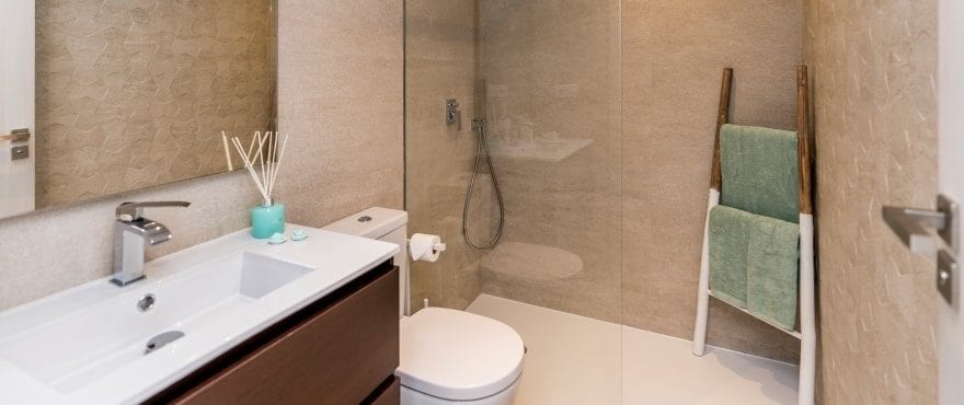 Bad mit Dusche, mit allen Sanitärobjekten modern ausgestattet, in den Reihenvillen des Wohnkomplexes Natura