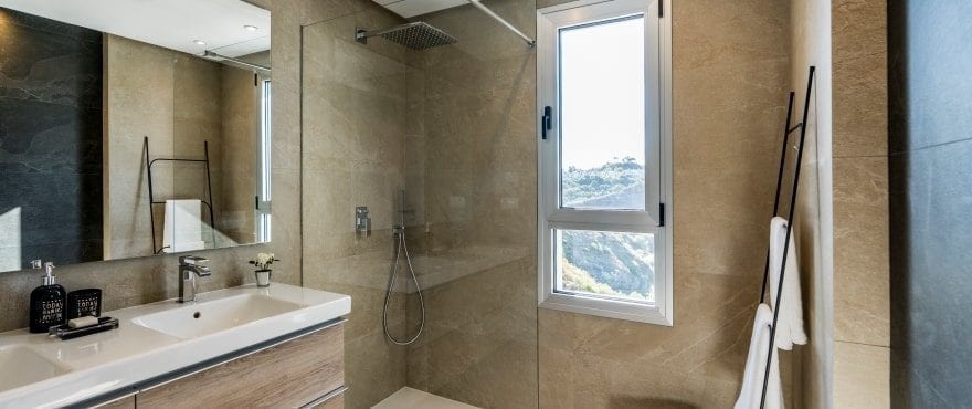 Bad mit Dusche, mit allen Sanitärobjekten modern ausgestattet, in den Reihenvillen des Wohnkomplexes Natura