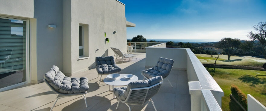 DUPLEX - Großzügige Terrassen mit herrlichem Blick auf den Golfplatz und das Meer, Wohnanlage Emerald Greens, San Roque. Südausrichtung