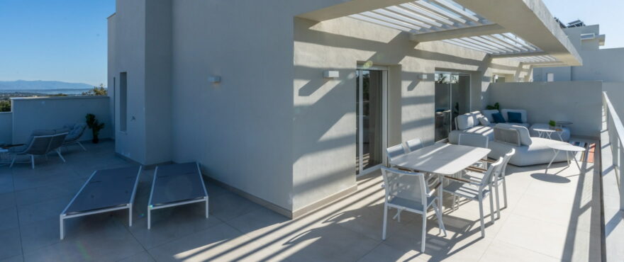 DUPLEX - Großzügige Terrassen mit herrlichem Blick auf den Golfplatz, Wohnanlage Emerald Greens, San Roque.