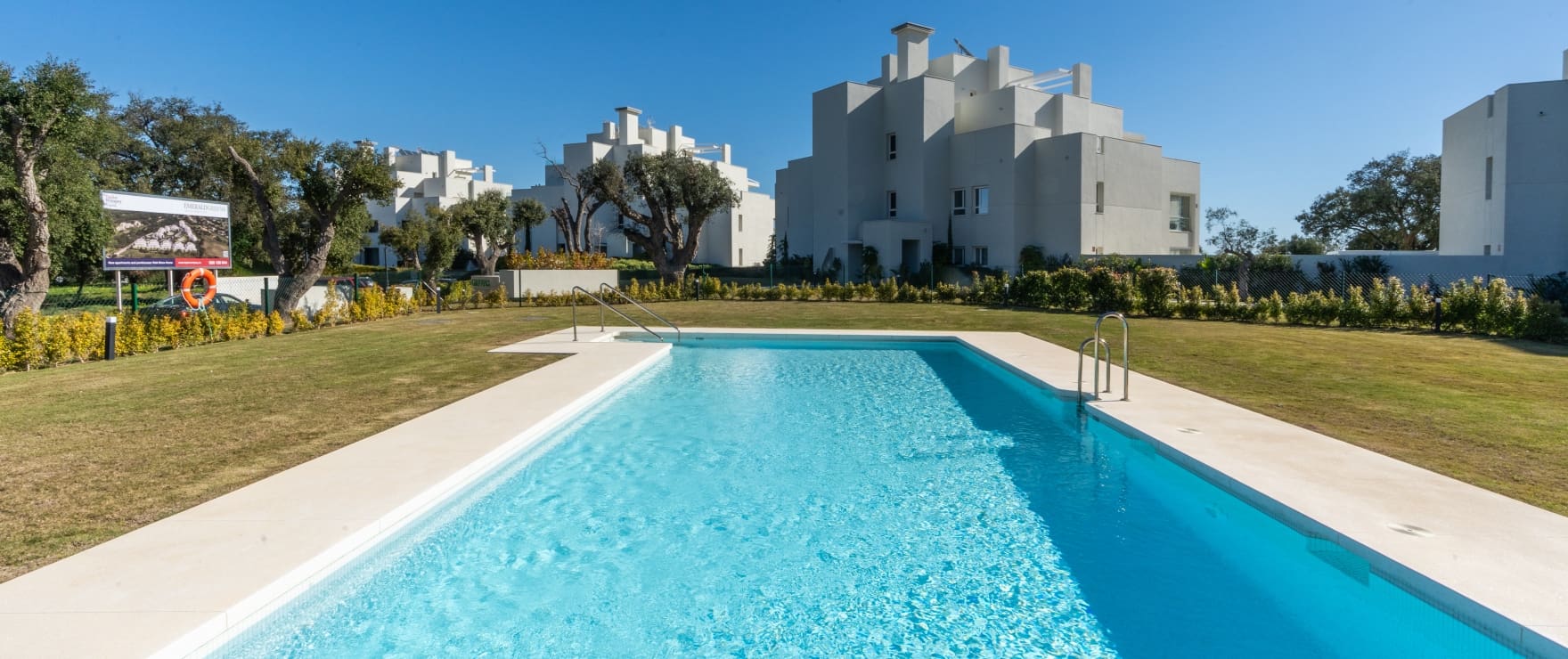 Gemeenschappelijk zwembad en tuin in Emerald Greens, San Roque Club