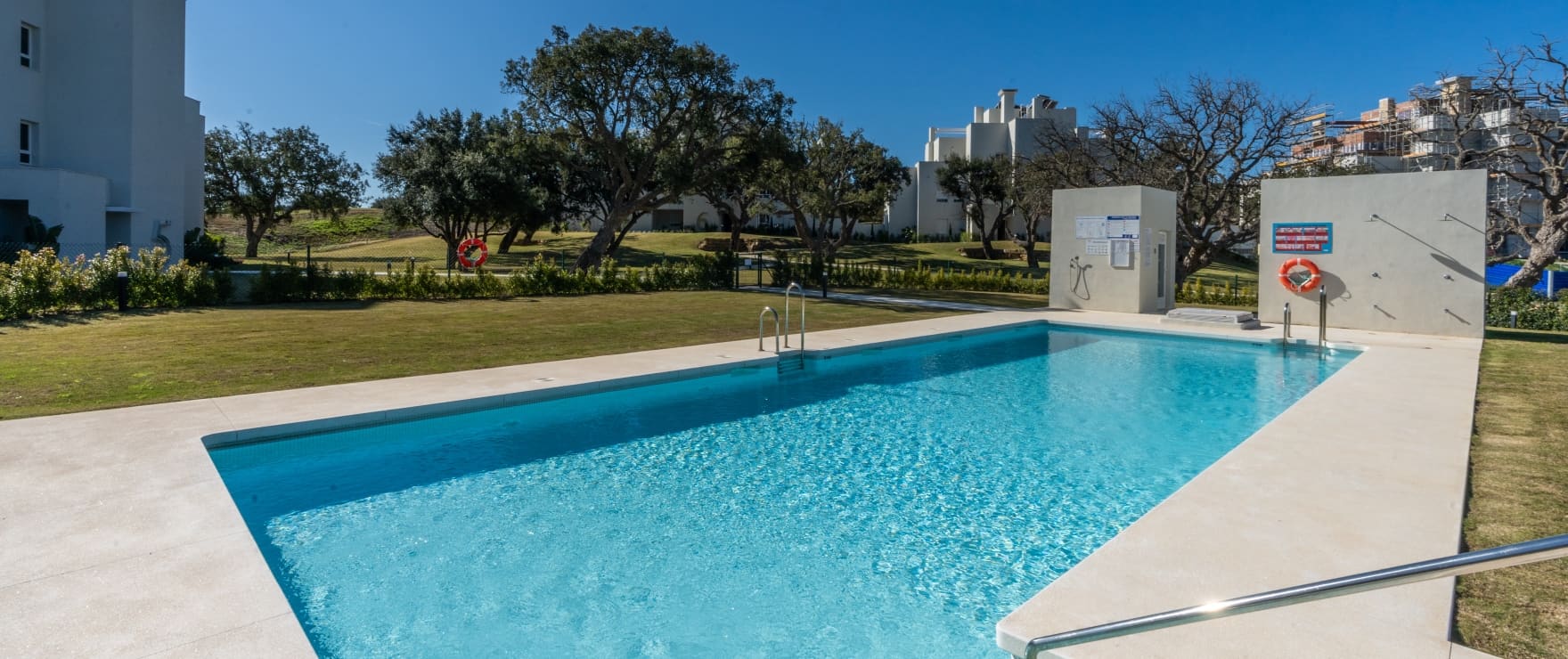 Gemeenschappelijk zwembad en tuin in Emerald Greens, San Roque Club