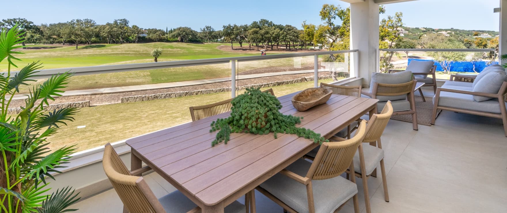 BEGANE GROND - Ruime terrassen met uitzicht op de golfbaan in Emerald Greens, San Roque.