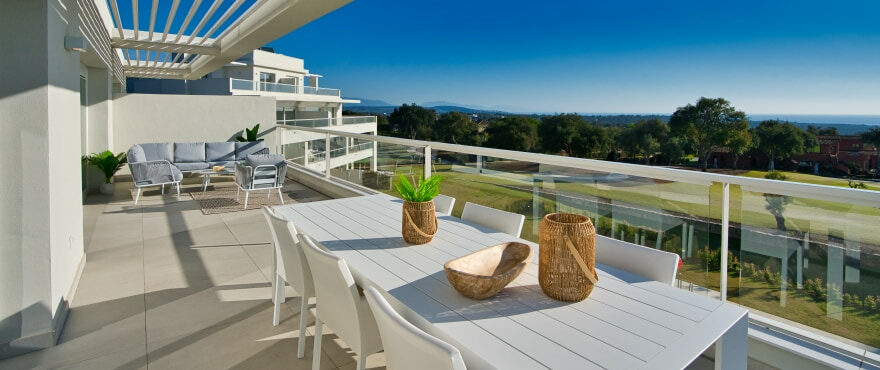 DUPLEX - Großzügige Terrassen mit herrlichem Blick auf den Golfplatz und das Meer, Wohnanlage Emerald Greens, San Roque. Südausrichtung