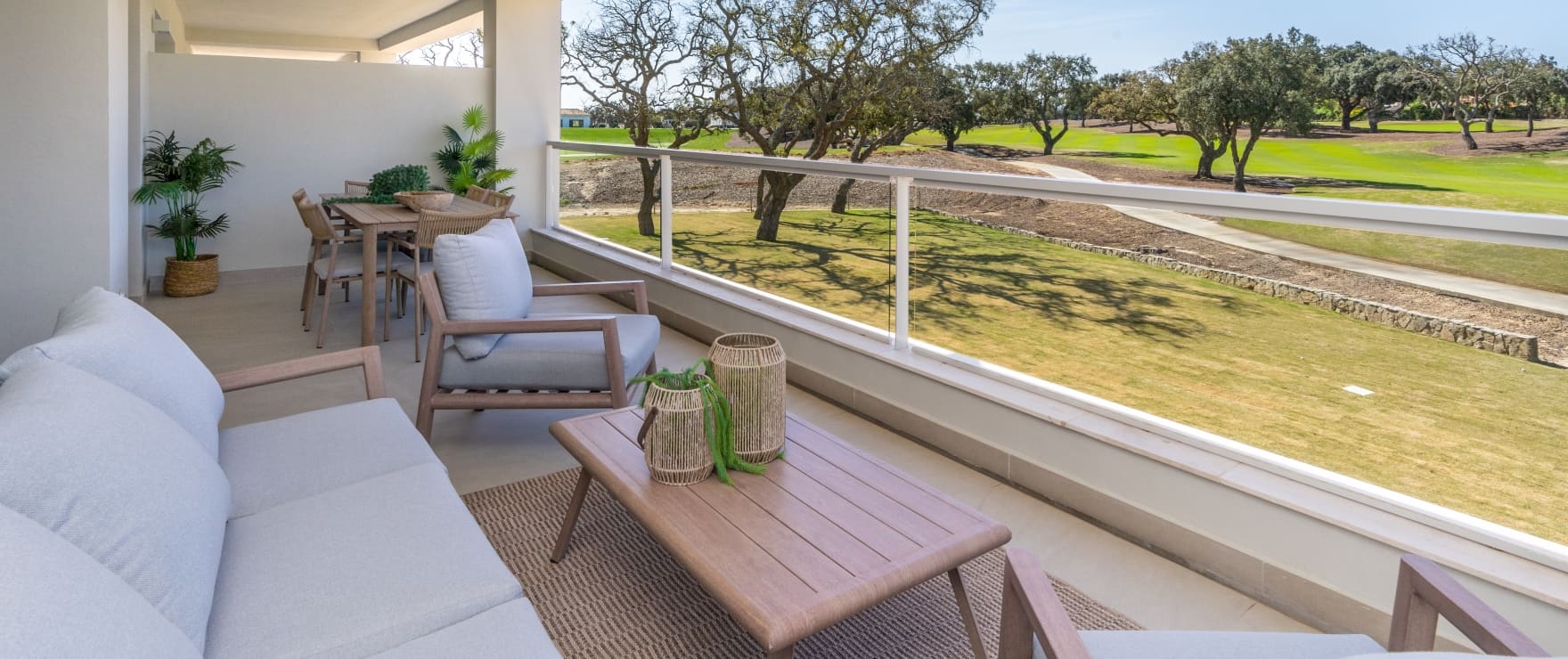 BEGANE GROND - Ruime terrassen met uitzicht op de golfbaan in Emerald Greens, San Roque.