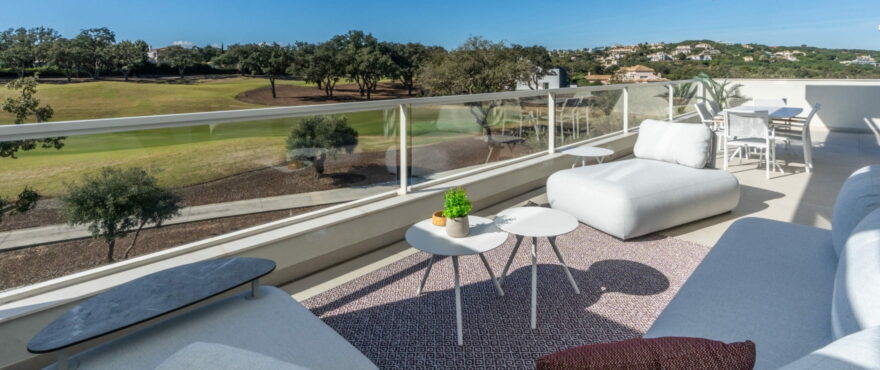 DUPLEX - Stora terrasser med utsikt över golfbanor på Emerald Greens, San Roque.