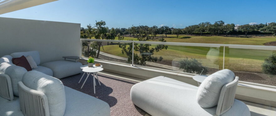 DUPLEX - Großzügige Terrassen mit herrlichem Blick auf den Golfplatz, Wohnanlage Emerald Greens, San Roque.