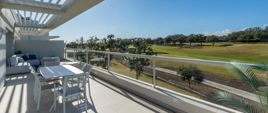 DUPLEX - Großzügige Terrassen mit herrlichem Blick auf den Golfplatz, Wohnanlage Emerald Greens, San Roque.