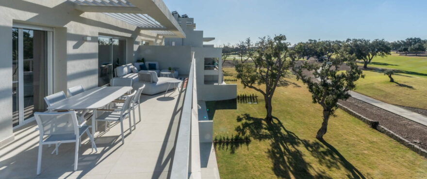 DUPLEX - Großzügige Terrassen mit herrlichem Blick auf den Golfplatz, Wohnanlage Emerald Greens, San Roque.