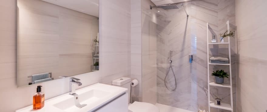 Modernes, voll ausgestattetes Bad mit Dusche, Wohnanlage Emerald Greens, San Roque