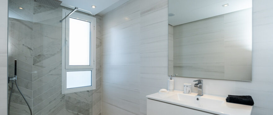 DUPLEX - Modern full bathroom with shower at Emerald Greens, San Roque