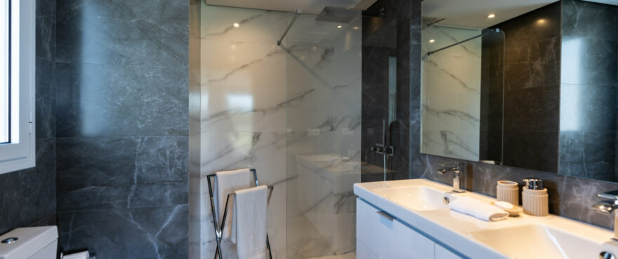 DUPLEX - Salle de bain moderne et complète avec douche à Emerald Greens, San Roque