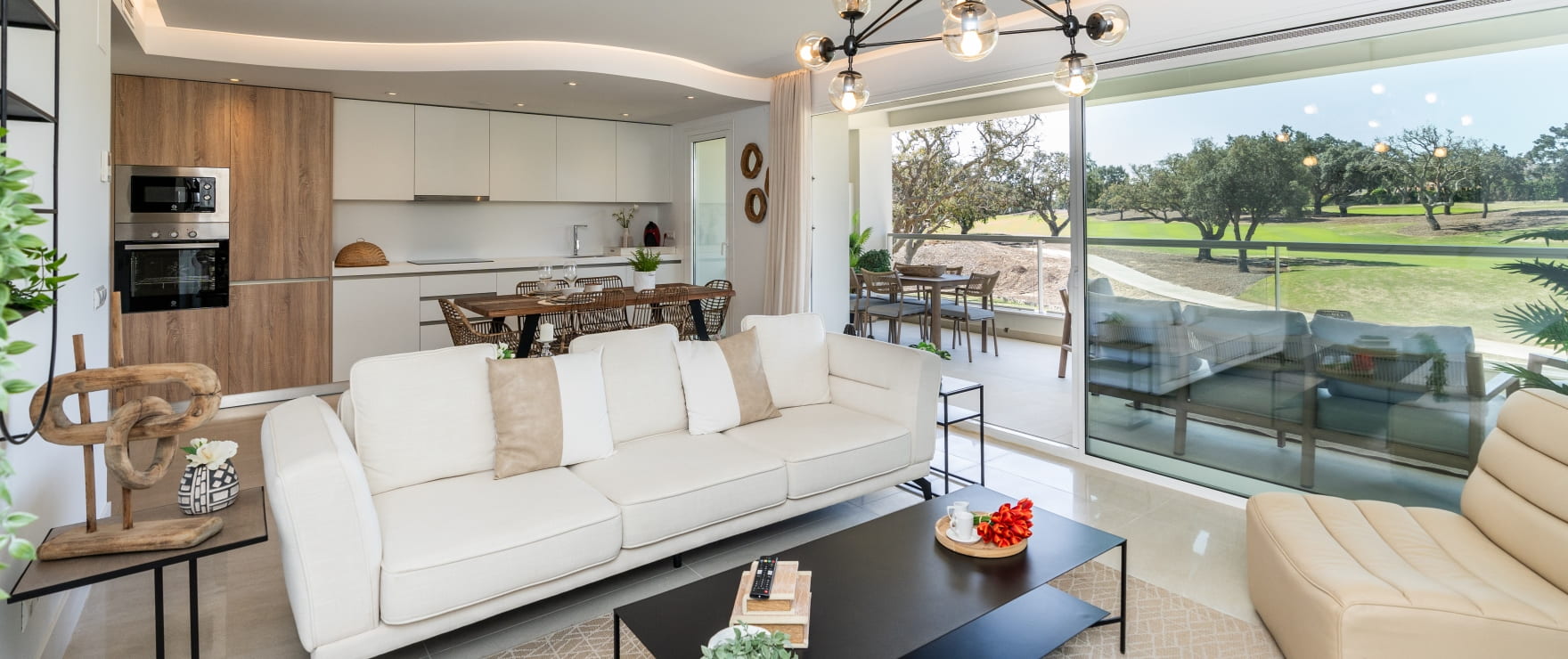 BEGANE GROND - Ruime lichte woonkamer met uitzicht in Emerald Greens, San Roque