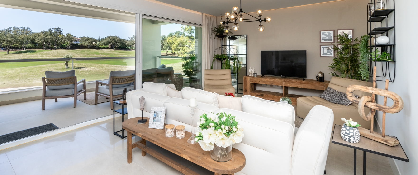 BEGANE GROND - Ruime lichte woonkamer met uitzicht in Emerald Greens, San Roque