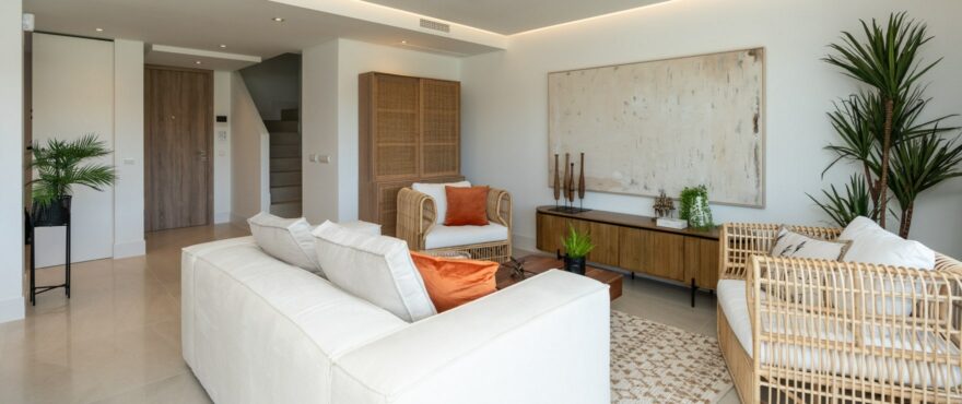 DUPLEX - Spacious bright living room with views at Emerald Greens, San Roque