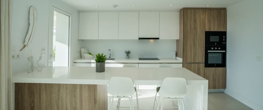 Moderne, zum Wohnbereich offene Küche, Wohnanlage Emerald Greens, San Roque