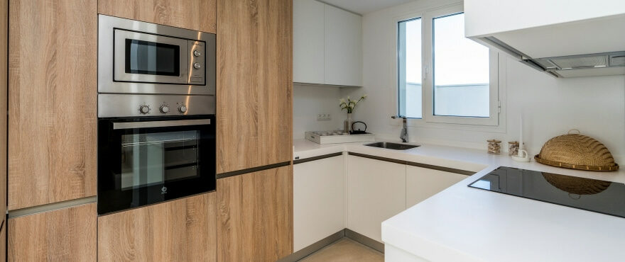 DUPLEX - Moderne, zum Wohnbereich offene Küche, Wohnanlage Emerald Greens, San Roque