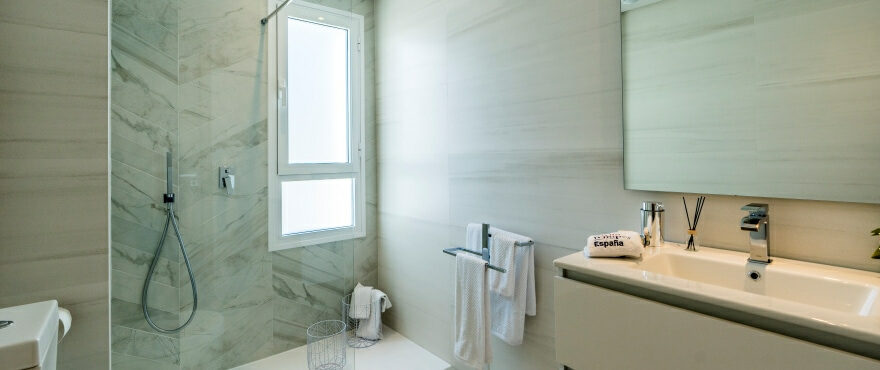 DUPLEX - Modern full bathroom with shower at Emerald Greens, San Roque